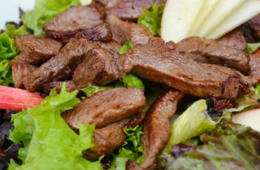 Lezzetli kızarmış ördek fileto elma ve salata ile