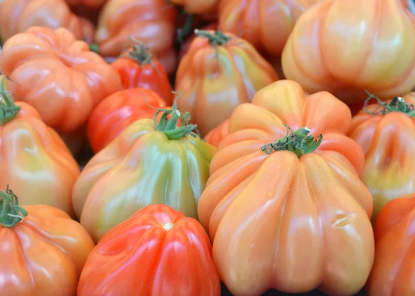 Grandes tomates biologiques naturelles rouges sur le marché agricole — Photo