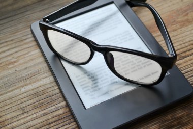 Ahşap masa retro gözlüklerle siyah ereader