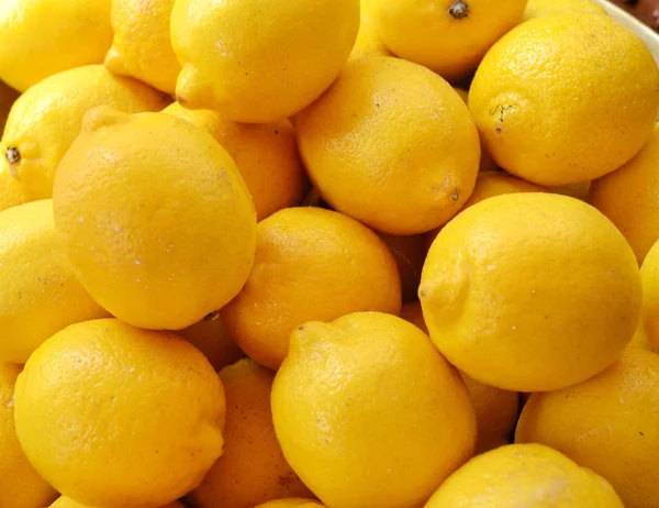 Lots of fresh yellow lemons at the market — Stock Photo, Image