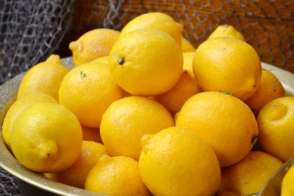 Lots of fresh yellow lemons at the market — Stock Photo, Image