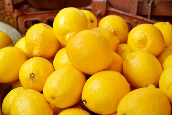 Lots of fresh yellow lemons at the market — Stock Photo, Image