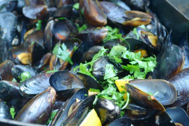 Maydanoz ile pişmiş lezzetli midye