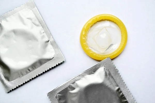 Un par de condones aislados en blanco —  Fotos de Stock