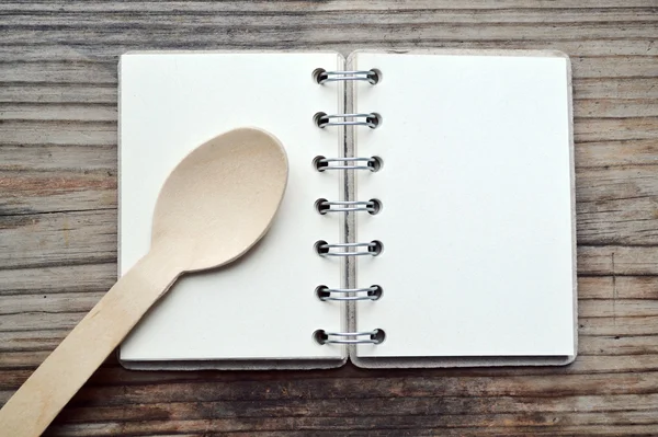 Un cuaderno en espiral retro vacío con cuchara de madera — Foto de Stock