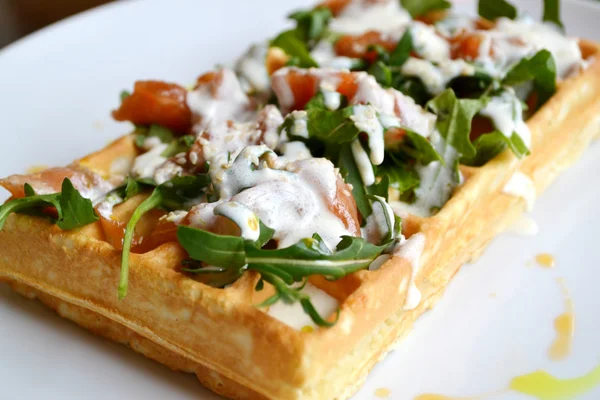 Waffle belga com arugula, molho de creme e salmão Fotos De Bancos De Imagens