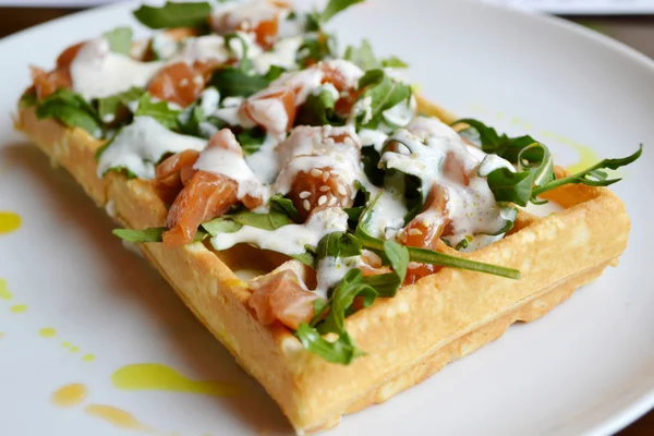 Gofre belga con rúcula, salsa de crema y salmón Fotos De Stock