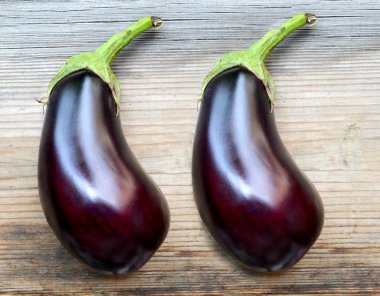 ahşap zemin üzerinde sağlıklı ve lezzetli mor patlıcan