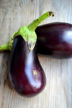ahşap zemin üzerinde sağlıklı ve lezzetli mor patlıcan