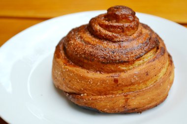 Beyaz bir tabak lezzetli ev yapımı tarçın çörek