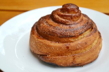 Beyaz bir tabak lezzetli ev yapımı tarçın çörek