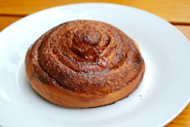 Beyaz bir tabak lezzetli ev yapımı tarçın çörek