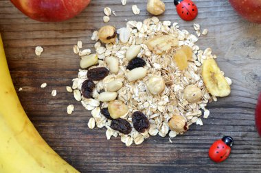 Çiğ yulaf gevreği ile fındık ve kuru üzüm ahşap tablo