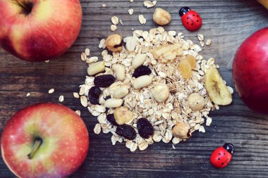 Çiğ yulaf gevreği ile fındık ve kuru üzüm ahşap tablo