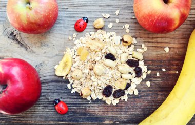 Çiğ yulaf gevreği ile fındık ve kuru üzüm ahşap tablo