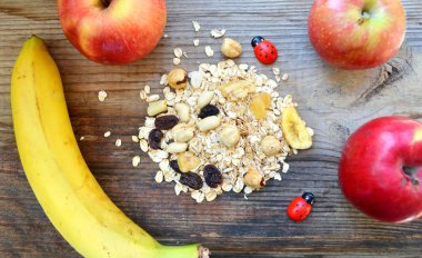 Çiğ yulaf gevreği ile fındık ve kuru üzüm ahşap tablo