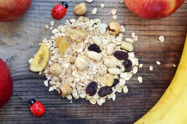 Çiğ yulaf gevreği ile fındık ve kuru üzüm ahşap tablo