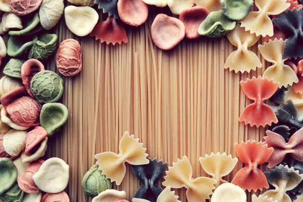 Ange olika typer av färgglada italiensk pasta i form av ram — Stockfoto