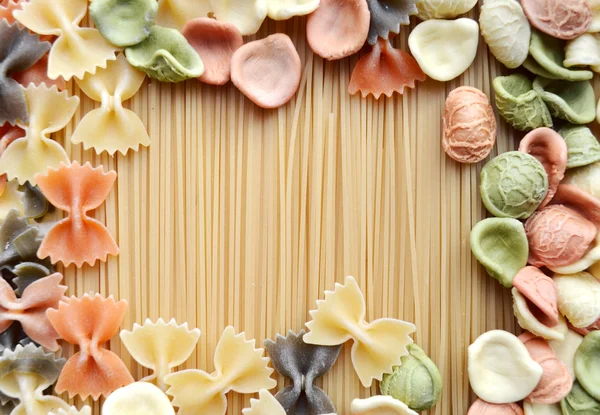 Set di diversi tipi di pasta italiana colorata a forma di cornice — Foto Stock