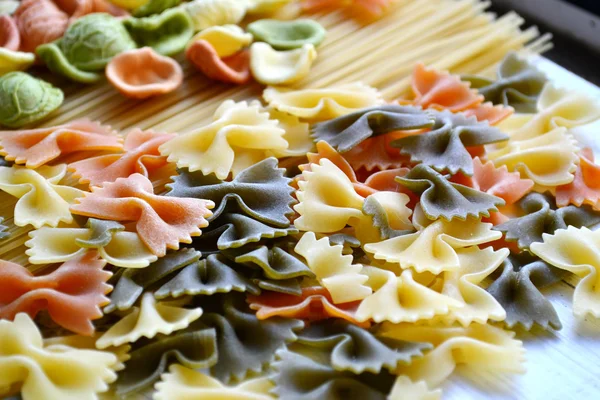 Set mit verschiedenen Arten von bunten italienischen Pasta auf Holztisch — Stockfoto