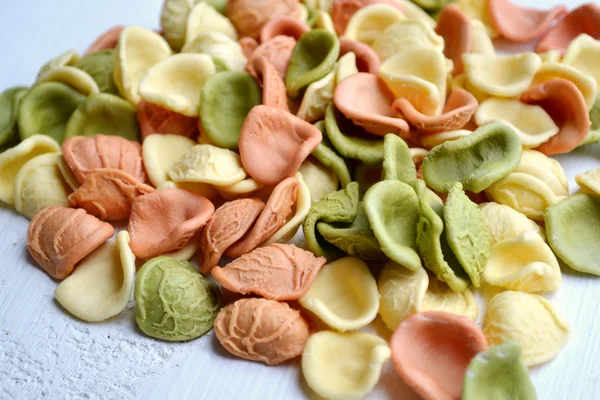 Ensemble de différents types de pâtes italiennes colorées sur table en bois — Photo