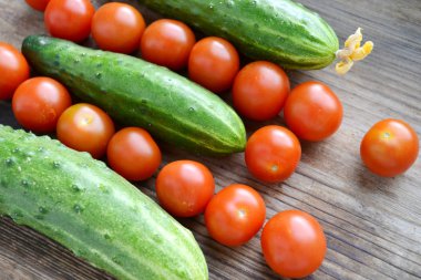 Organik salatalık ve domates ahşap tablo ile sağlıklı beslenme kavramı