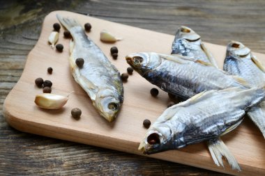 Tuzlu stockfish cod sarımsak ve biber ile ahşap tahta üzerinde