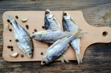 Tuzlu stockfish cod sarımsak ve biber ile ahşap tahta üzerinde