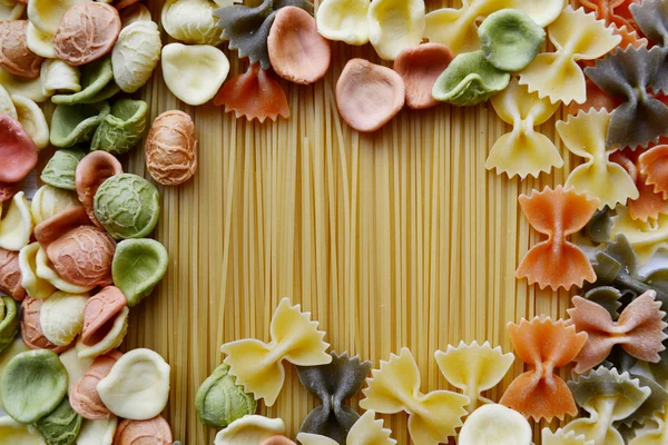 Set di diversi tipi di pasta italiana colorata a forma di cornice — Foto Stock