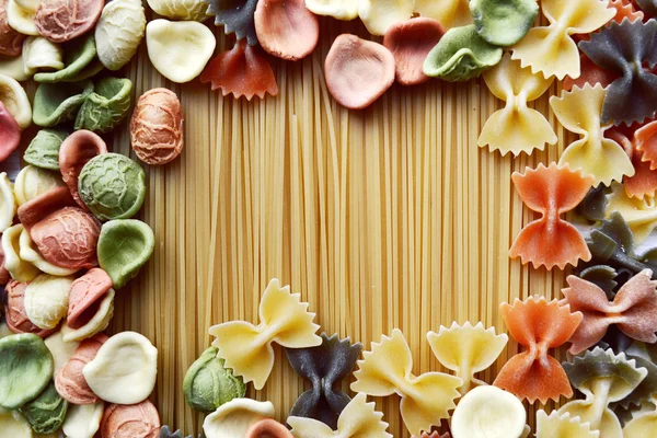 Conjunto de diferentes tipos de massas italianas coloridas em forma de quadro — Fotografia de Stock