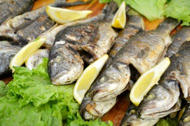 Ahşap tahta ızgara Morina balığı ve limon ile