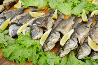 Ahşap tahta ızgara Morina balığı ve limon ile