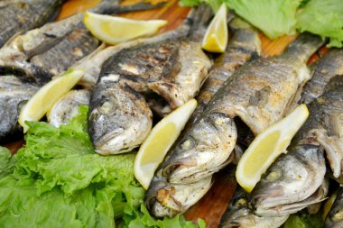 Ahşap tahta ızgara Morina balığı ve limon ile