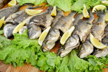 Ahşap tahta ızgara Morina balığı ve limon ile