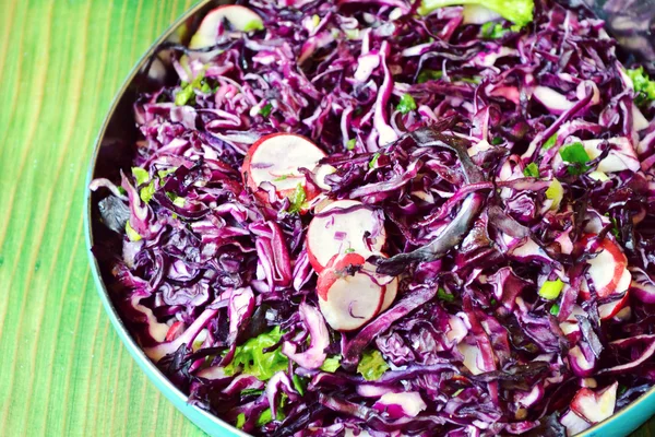 Un tazón de ensalada con col roja o violeta y rábano —  Fotos de Stock