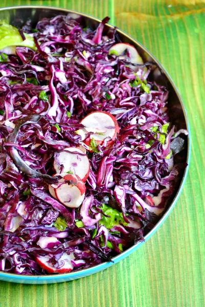 Un tazón de ensalada con col roja o violeta y rábano —  Fotos de Stock