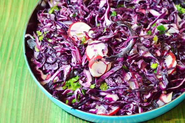 Una ciotola di insalata con cavolo rosso o viola e ravanello — Foto Stock