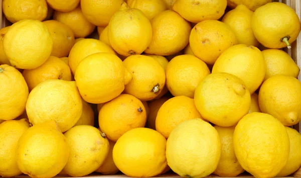 Viele frische gelbe Zitronen auf dem Markt — Stockfoto