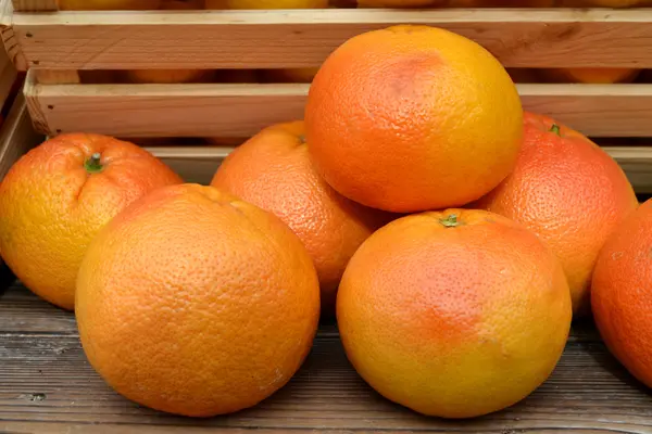 Healthy organic orange grapefruits at the farm market — Stock Photo, Image