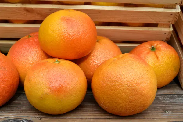 Healthy organic orange grapefruits at the farm market — Stock Photo, Image
