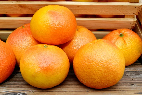 Toronjas de naranja ecológicas saludables en el mercado agrícola — Foto de Stock