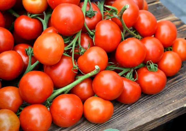 Große rote natürliche Bio-Tomaten auf dem Bauernmarkt — Stockfoto