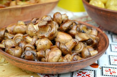 Bir tabak içinde kavrulmuş mantar petrol