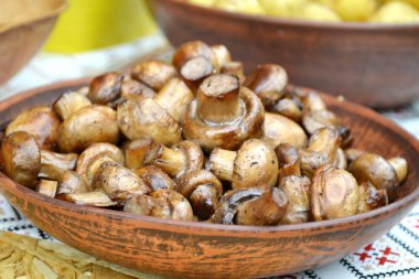 Bir tabak içinde kavrulmuş mantar petrol