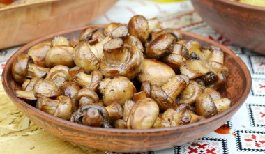 Bir tabak içinde kavrulmuş mantar petrol