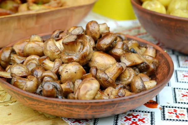 Palona grzybów pieczarki w naczyniu — Zdjęcie stockowe