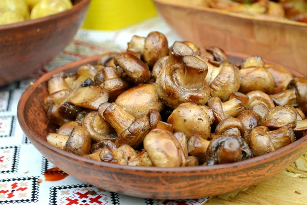 Palona grzybów pieczarki w naczyniu — Zdjęcie stockowe