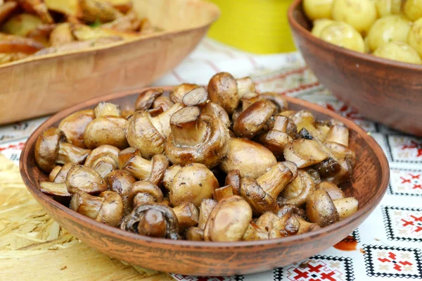 Bir tabak içinde kavrulmuş mantar petrol