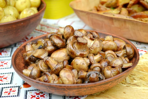 Palona grzybów pieczarki w naczyniu — Zdjęcie stockowe