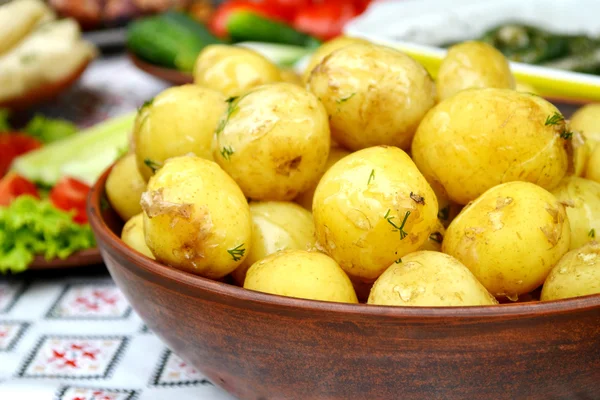 Patata al horno con perejil y hierbas en un tazón — Foto de Stock